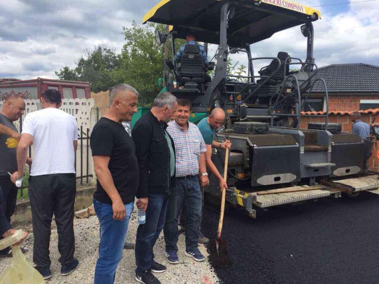 FotoLajm / Asfaltohen rrugët e fshatit Sllovi