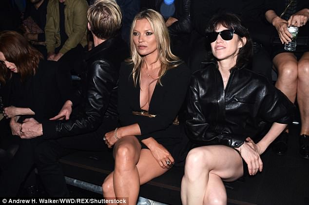 Kate Moss, 44 vjeçare por e mrekullueshme në fundin e shkurtë (Foto)