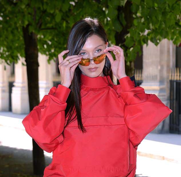 Bella shfaqet mahnitëse në Paris