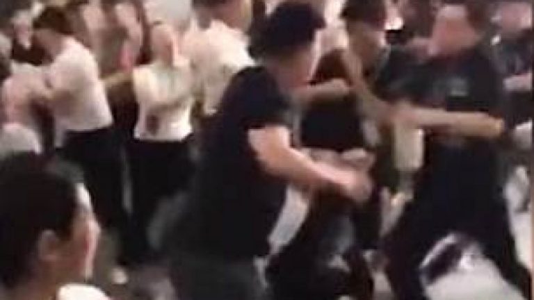 Përleshje masive mes shitësve të veturave, përdoren edhe shishet për shuarjen e zjarrit (Video, +18)