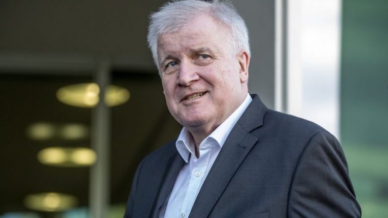 Ministrit gjerman i kërkohet dorëheqja pas vetëvrasjes së afganit të dëbuar