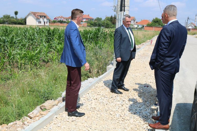 Kyetari Ahmeti ka vizituar punimet në ndërtimin e trotuarëve në fshatin Banullë
