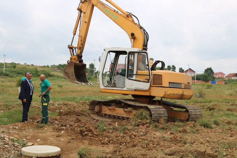 Kryetari Ahmeti ka vizituar punimet në ndërtimin e fushave të hapura sportive