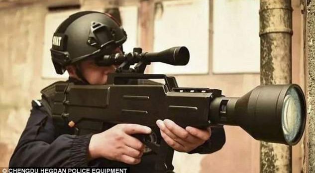 Ushtria kineze krijon kallashnikov me laser si në Star Wars