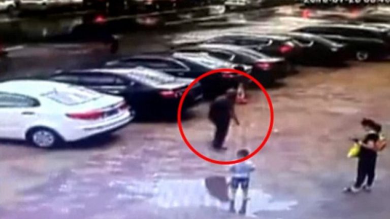 Kalimtari i moshuar ra në gropën që iu hap papritmas nën këmbë (Video)