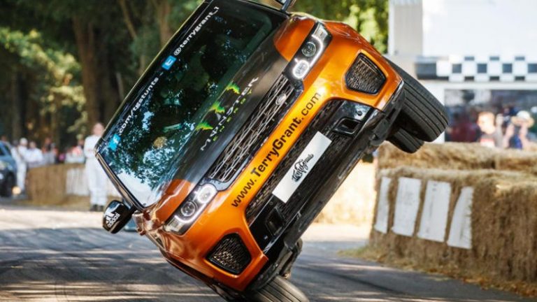Range Rover Sport shënon rekordin e ri të lëvizjes në dy rrotë (Video)
