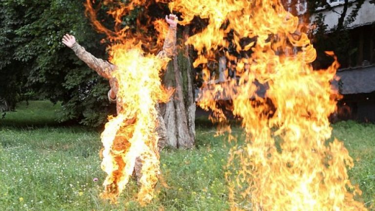 Ukrainasi i vuri flakën vetës, si shenj proteste që e shkarkuan nga ushtria (Video)