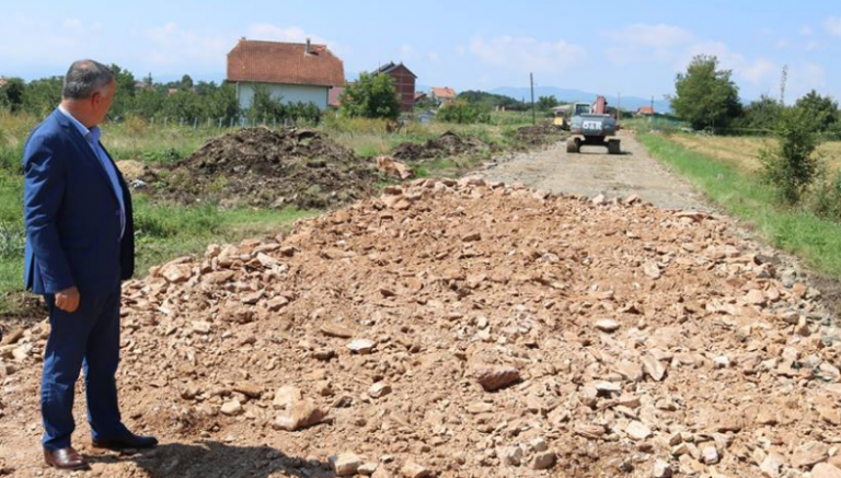 Në fshatin Grackë kanë filluar punimet në ndërtimin e asfaltimin e rrugës