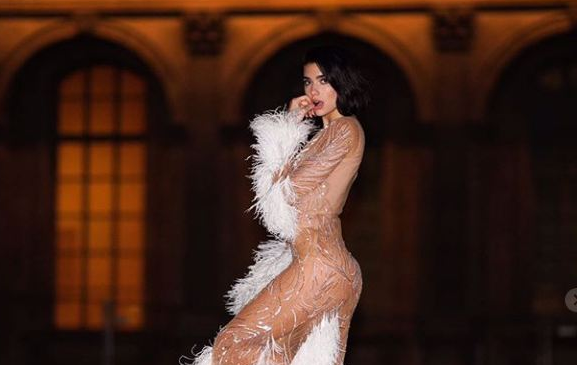 E bukura Dua, shkëlqen në fustanin elegant (Foto)