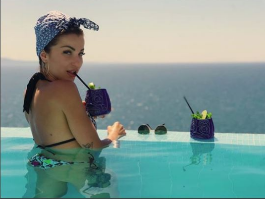 Roza Lati ekspozon gjoksin në bikini dy ngjyrëshe