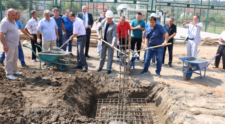 Kryetari Imri Ahmeti vë gurëthemelin për ndërtimin e shkollës në fshatin Sllovi