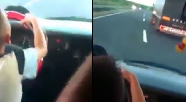 8-vjeçari vozitë veturën 120kmh në magjistrale, tejkalon një kamion
