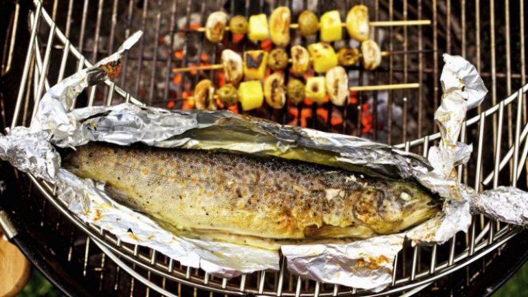 Paralajmërojnë shkencëtarët: Folia e aluminit nuk duhet të përdoret në skarë