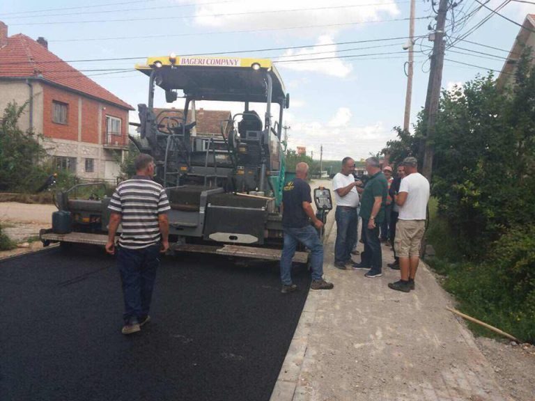 Asfaltohet rruga Martirët e Lipjanit në Lipjan