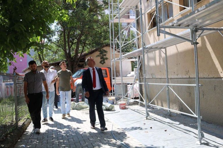 Fillon fasadimi i objekteve në sheshin Adem Jashari në Lipjan