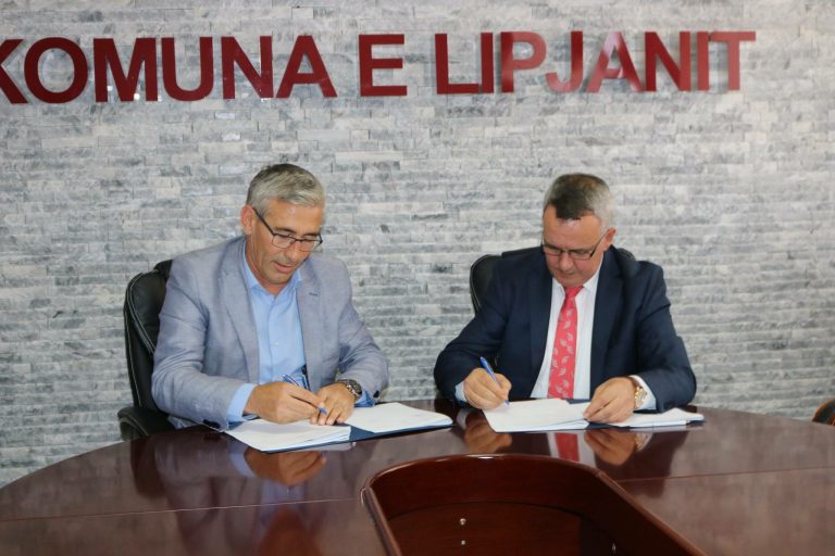 Nënshkruhet marrëveshje bashkëpunimi për financimin dhe vazhdimin e projekteve infrastrukturore në Komunën e Lipjanit