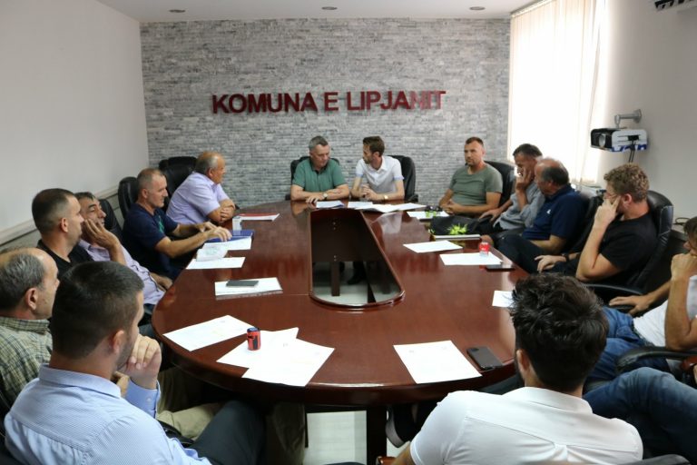 Kryetari Ahmeti nënshkruan kontratat për subvencionimin e Klubeve Sportive