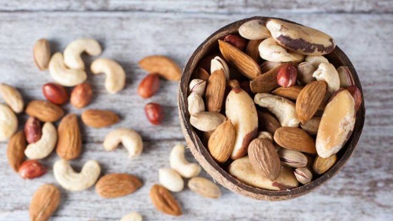 Çfarë do t’ju ndodhë nëse hani tepër fruta arrore: Tri kundërefekte të rrezikshme!