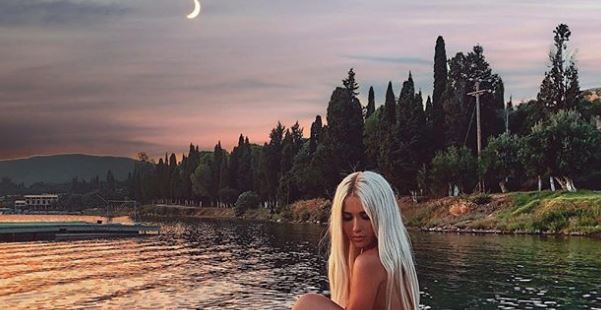 Anxhelina Hadërgjonaj “topless” në imazhet pranë liqenit (Foto)