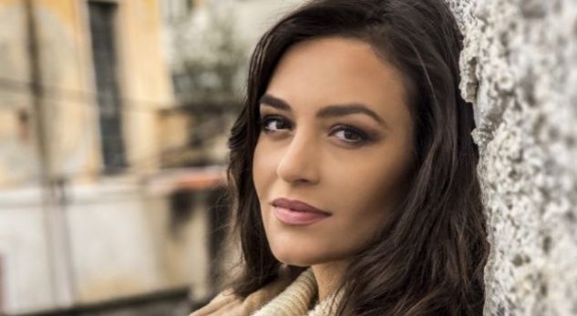 Eva Murati lë pa fjalë, seksi në pishinë!