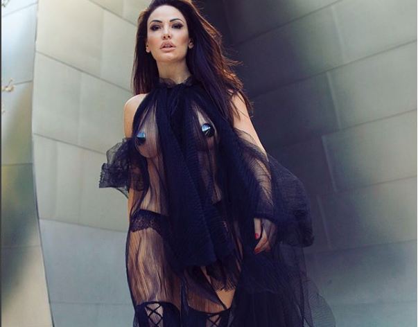 Bleona Qereti poston fotografi gjysmë e zhveshur, flet për lirinë e femrës (Foto)