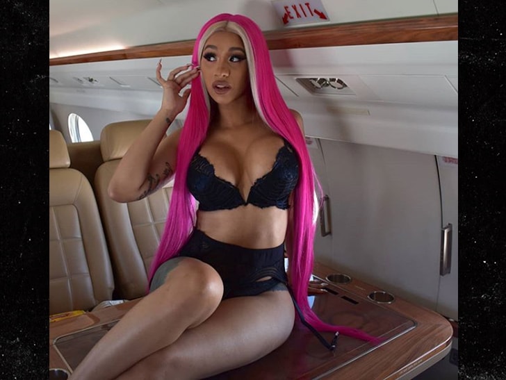 Një nënë seksi sikur Cardi B