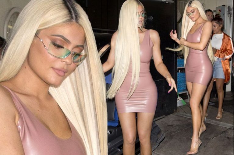 Kylie Jenner sikurse një kukull, shkëlqen në fustanin rozë