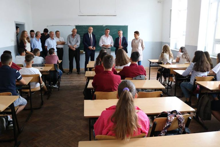 Kryetari Ahmeti vizitoi shkollën “Vëllëzërit Frashëri”, në Lipjan me rastin e fillimit të vitit të ri shkollor 2018/2019