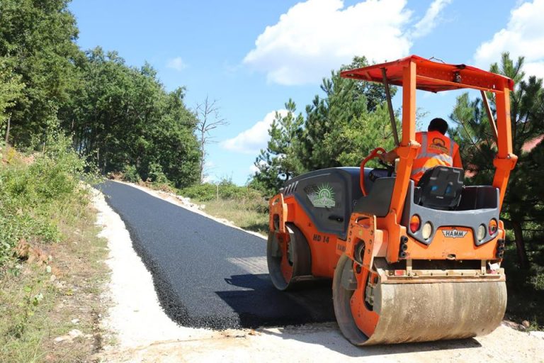 Asfaltohen rrugët në fshatin Divlakë