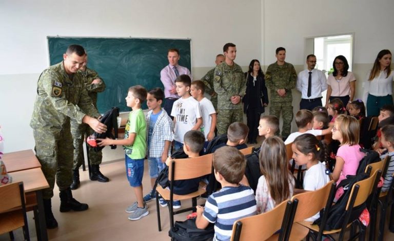 Ndahen pajisje mësimore për nxënësit e “Shtjefën Gjeçovi” në Janjevë