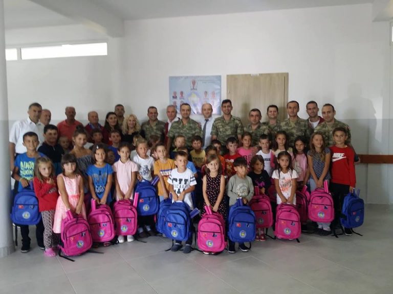 KFORI Turk shpërndau mjete mësimore për 44 fëmijë në Breg të Zi