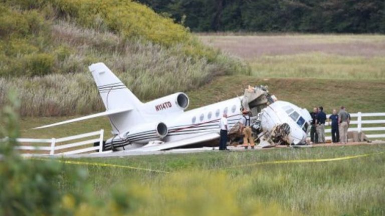 Aeroplani përplaset me tokën, ndahet në dysh – dy të vdekur (Foto/Video)