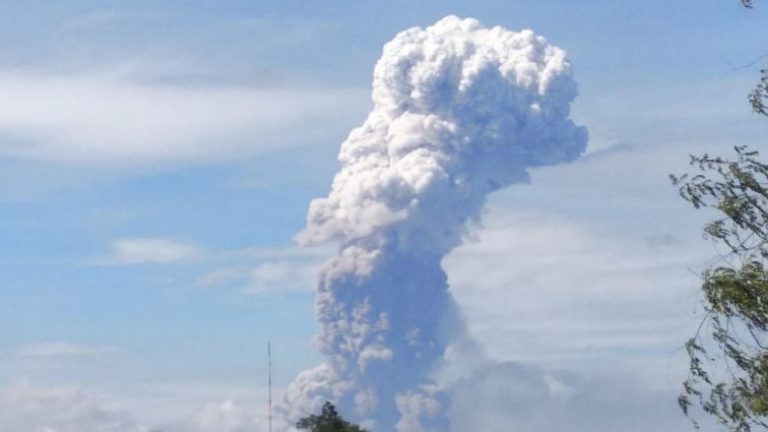 Një katastrofë tjetër natyrore godet Indonezinë, “zgjohet” vullkani vdekjeprurës – hiri dhe retë e zezë ngriten në 4 mijë metra (Video)