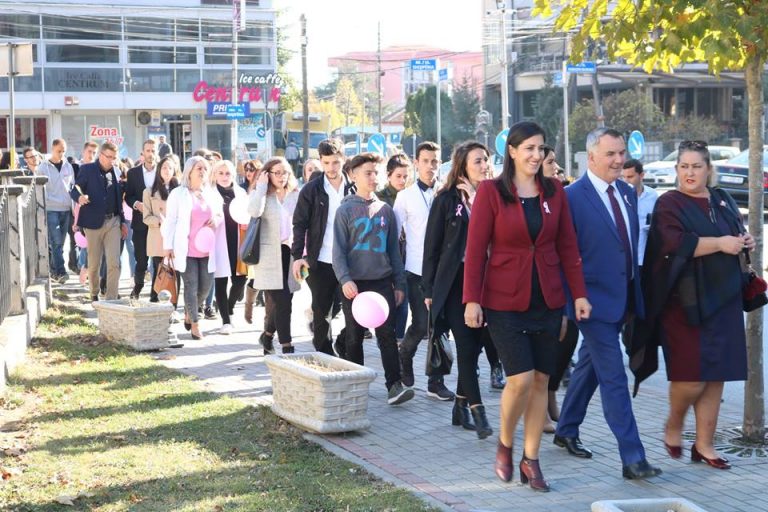 Kryetari Ahmeti i’u bashkua marshit për vetëdijesim dhe ndërgjegjësimin kundër kancerit të gjirit