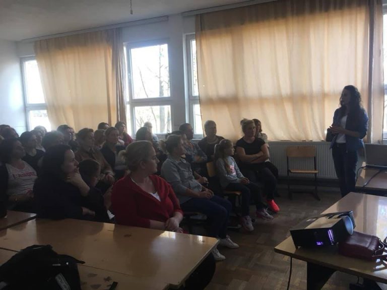 Intersim i madhë i grave në Babush, për fushatën vetëdijesuese kundër kancerit të gjirit.