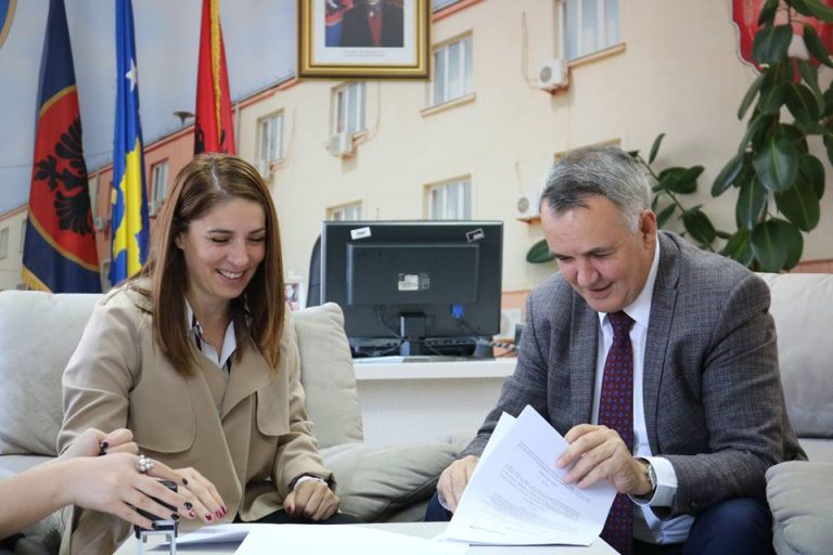 Kryetari Ahmeti nënshkruan marrëveshje bashkëpunimi me World Vision për të kontribuar në mirëqenien e fëmijëve të Komunës së Lipjanit