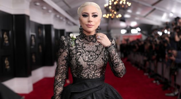 Lady Gaga zbulon unazën 400 mijë dollarëshe të fejesës