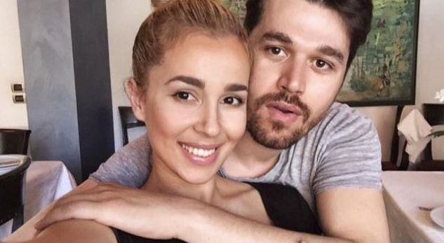 Brenda shtëpisë së Alban Skënderajt dhe Miriam Canit kanë ardhur festat