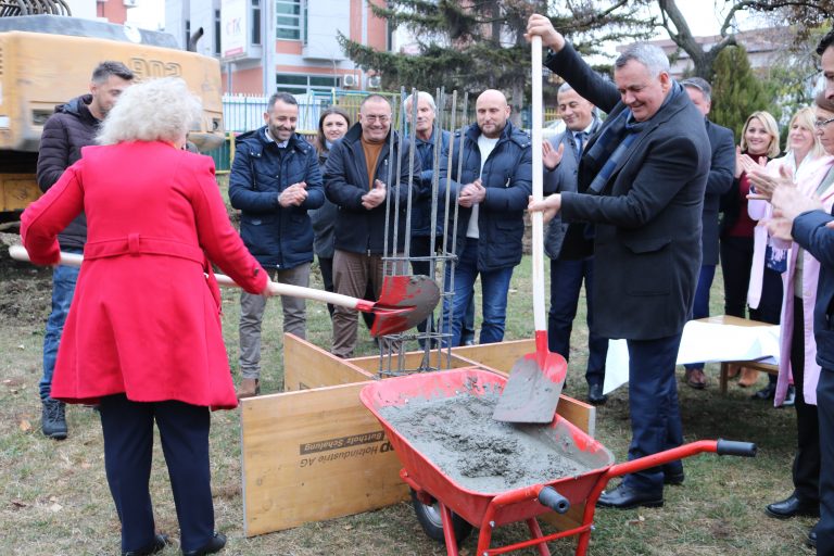 Vendoset gurthemeli i çerdhes së re në Lipjan