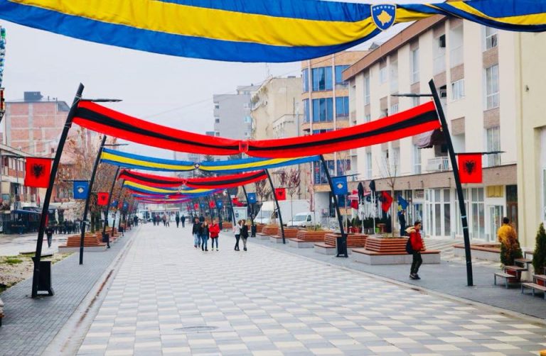 Lipjani stoliset me flamuj kombëtar