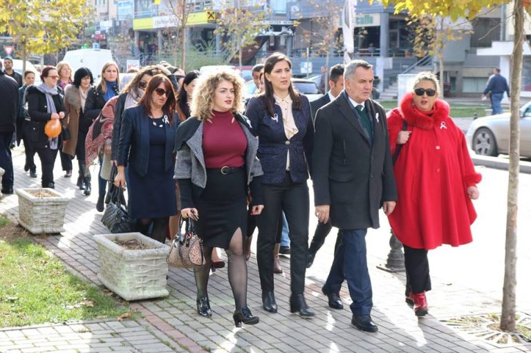 Kryetari i Komunës Imri Ahmeti i bashkohet marshit në kuadër të “16 Ditëve të aktivizimit kundër dhunës në baza gjinore”