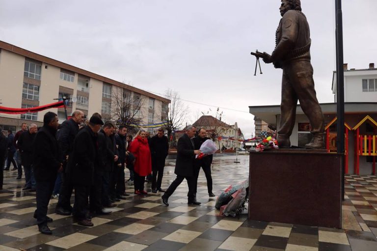 Kryetari Ahmeti bëri homazhe pranë shtatorës së Komandantit Legjendar “Adem Jashari” dhe heroit “Ismet Asllani”