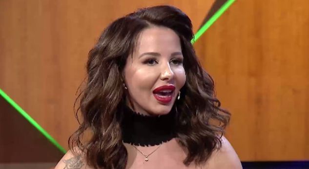 Ul fustanin para pasqyrës, Aurela Hoxha befason me publikim e saj
