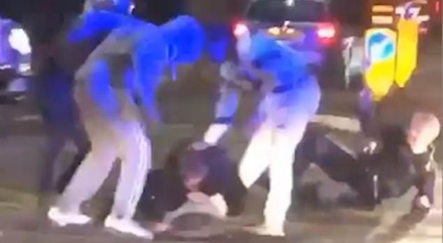 E tmerrshme, të rinjtë rrahin policët keq në mes të rrugës