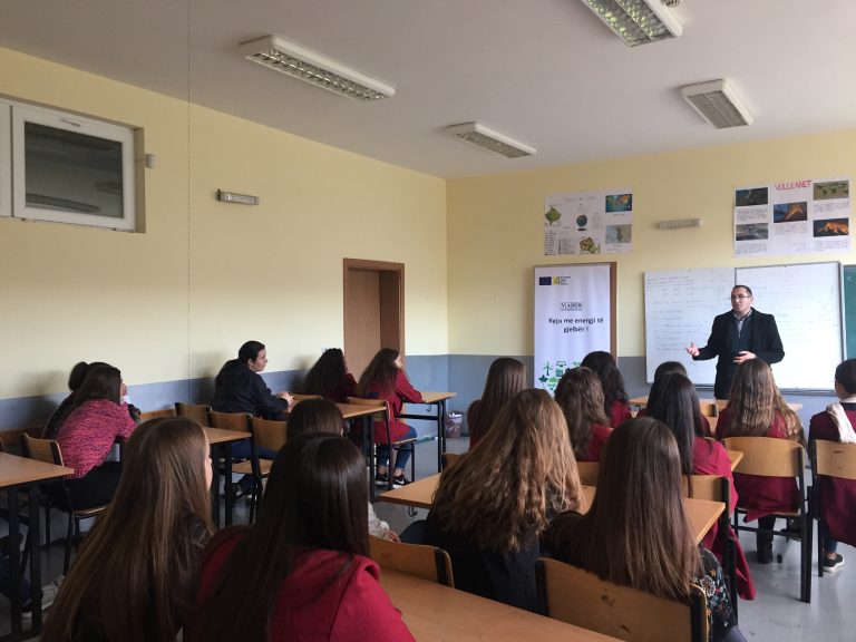 YAHR-i me aktivitete të vetëdijesimit me nxënësit e gjimnazit “Ulpiana” në Lipjan, lidhur me energjinë e gjelbër!