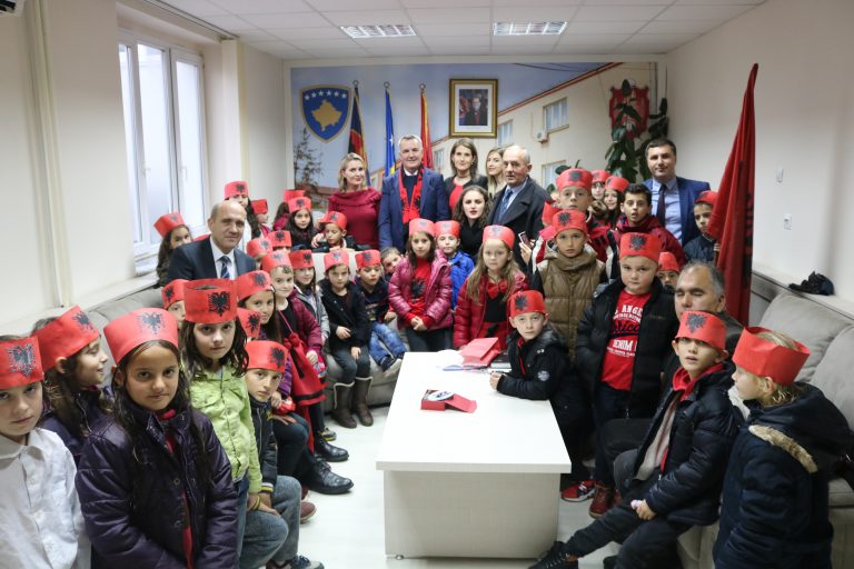 Kryetari Ahmeti pret në takim një grup nxënësish me rastin e festës së 28 nëntorit