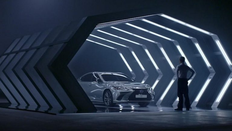 Lexus ES 2019 shfaqet në reklamë duke u ‘vozitur nga intuita’ (Video)