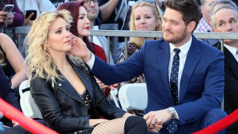 Michael Buble dhe gruaja e tij nuk i mbajtën emocionet në nderimin e këngëtarit me yll në Hollywood