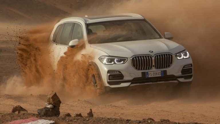 Rikrijohet në shkretëtirë pista e njëjtë sikur ajo në Itali, për ta reklamuar BMW X5 të ri (Video)
