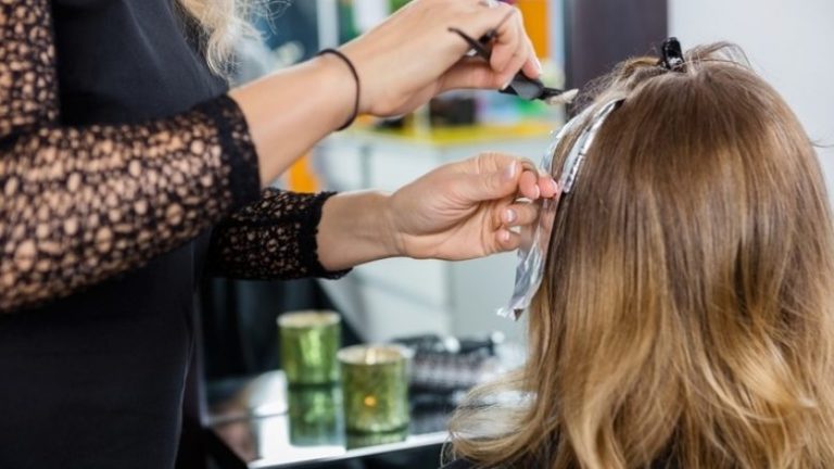 Mënyrat për t’i riparuar flokët e dëmtuara nga zbardhja